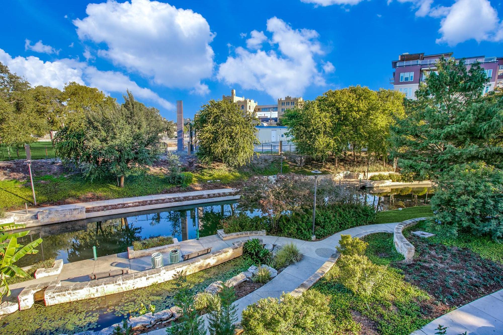 Lush Downtown Condo On Riverwalk W King Ste, Free Parking, Pet Friendly, Centrally Located On Riverwalk Сан-Антонио Экстерьер фото